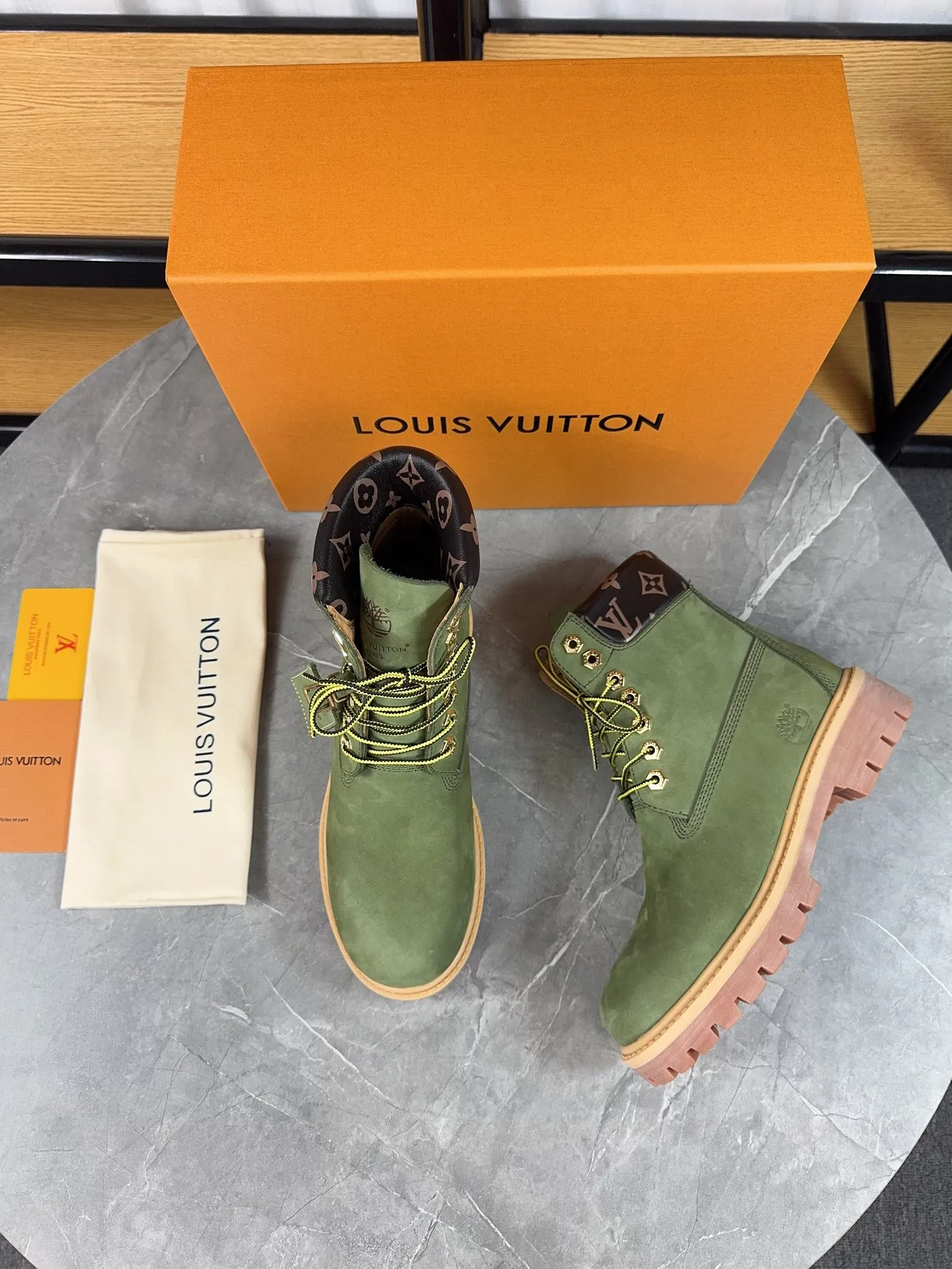 Couple model 💰700 ❤️Top version: Couple model LV x Timberland Timberland joint model Presbyopia Embossed Rhubarb boots Ankle boots Short boots LV x Timberland ankle boots are made of Monogram embossed waterproof nubuck cow leather, relying on the brand's exquisite craftsmanship to carefully reshape the classic Timberland 6-inch boot shape in Italy, and make an eye-catching appearance in 2024 created by Pharrell Williams with American workwear style Autumn and winter menswear show. Monogram embossed tongue, original Timberland laces and outsole are exquisite details, and the leather label expresses the cooperation logo. Exquisite packaging at the delivery counter🛍📦 ▪️Material: Original customized imported first-layer cowhide ▪️Inner lining: Original customized leather lining/mesh lining ▪️Outsole: Original molded anti-slip rubber material ▪️Sole thickness: 3.5CM ▪️Size: Women's 35-40 Men's 39-46